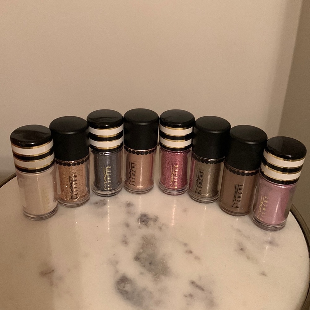 Set of Mac pigments and glitter